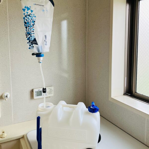 KATADYNグラヴィティビーフリーに水を入れている様子