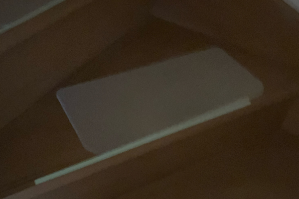 階段に蓄光テープが貼ってある