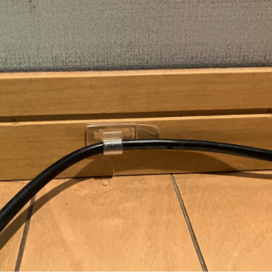 配線クリップで固定されたコード