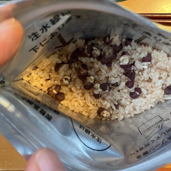 尾西食品アルファ米(赤飯)を開封