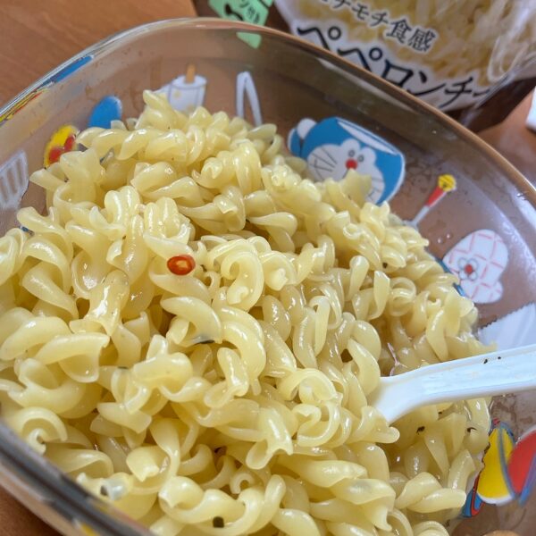 マジックパスタ ペペロンチーノをお湯で戻す
