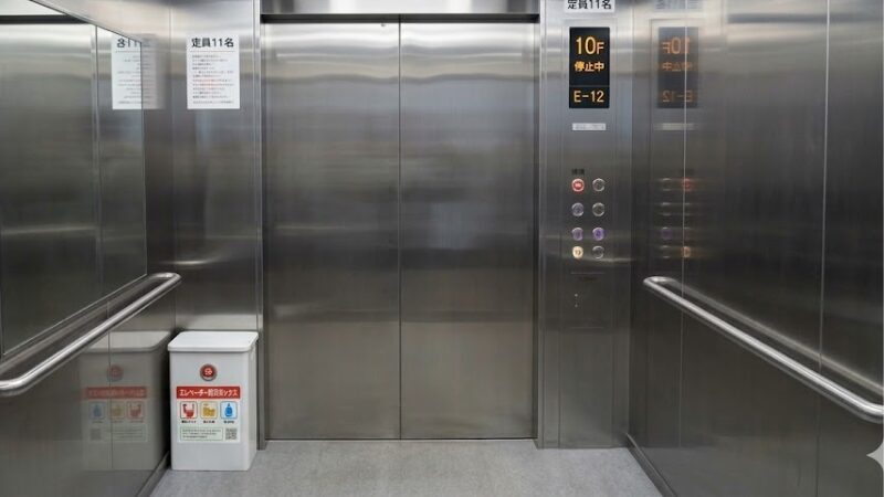 エレベーター内に設置された備蓄ボックス