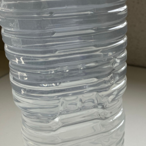 アクアリピュアの粉を入れたペットボトル（水が白濁している）
