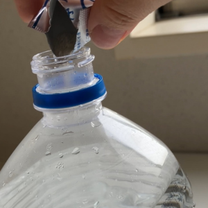 ペットボトルにアクアリピュアの粉を入れる