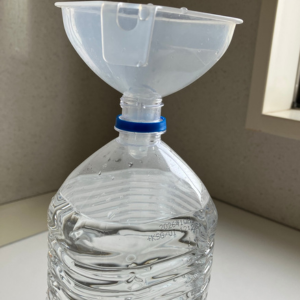 ペットボトルに漏斗を差し込む