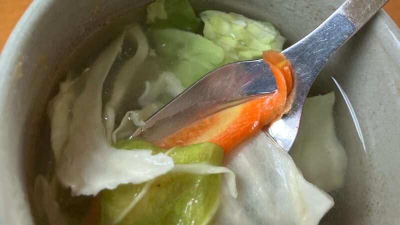 お湯で戻したカップの中の乾燥野菜