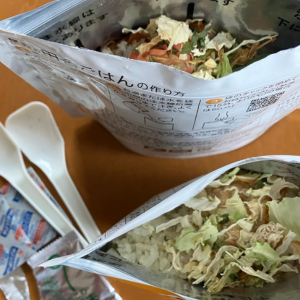 尾西食品のアルファ米に乾燥野菜を入れる