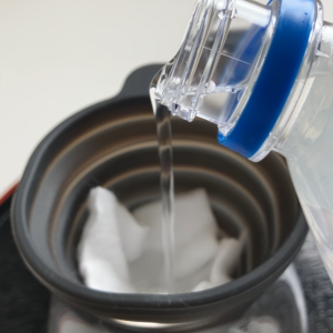 漏斗でペットボトル水を漉す