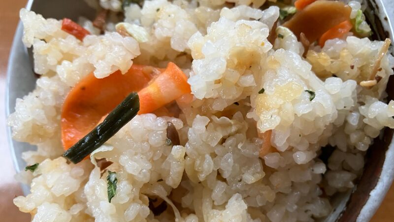 乾燥野菜をいれて作ったアルファ米