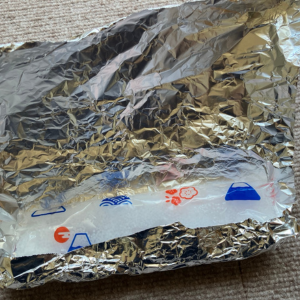 尿素入りジップロックをアルミホイルで巻く