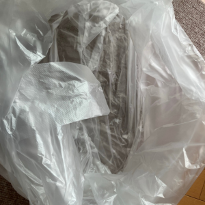 水嚢用に使用するごみ袋の口を開いている