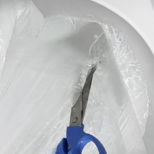 水嚢にハサミで切れ目を入れている