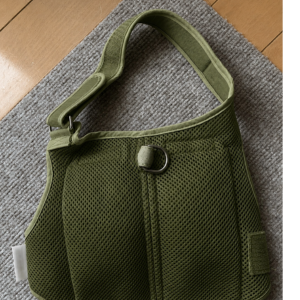 カーキ色の保冷ベスト
