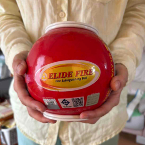 小柄な人がFIRE BALLを持つ