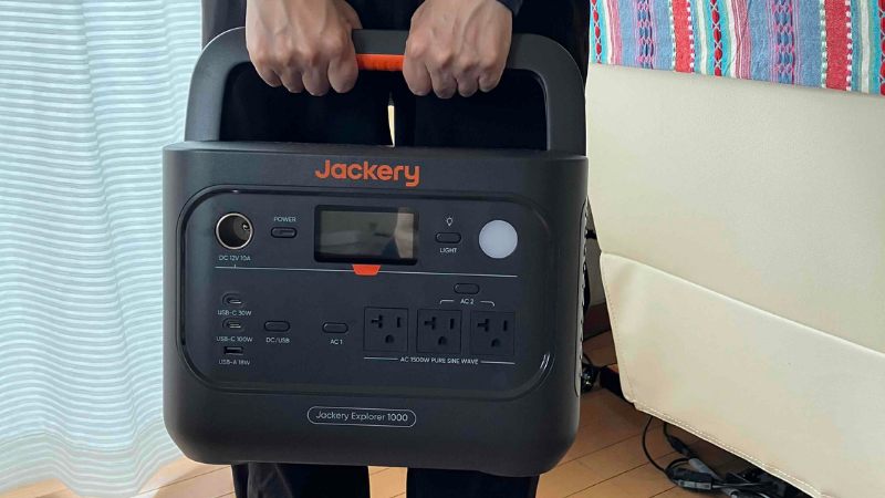 手に持ったポータブル電源
