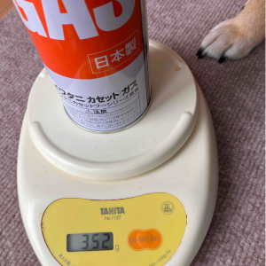 カセットガスの消費量を測っている