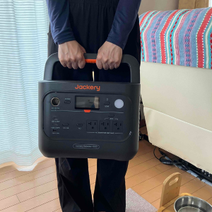 手に持ったポータブル電源