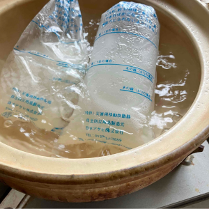 鍋で炊飯袋(ハイゼックス)を茹でている様子