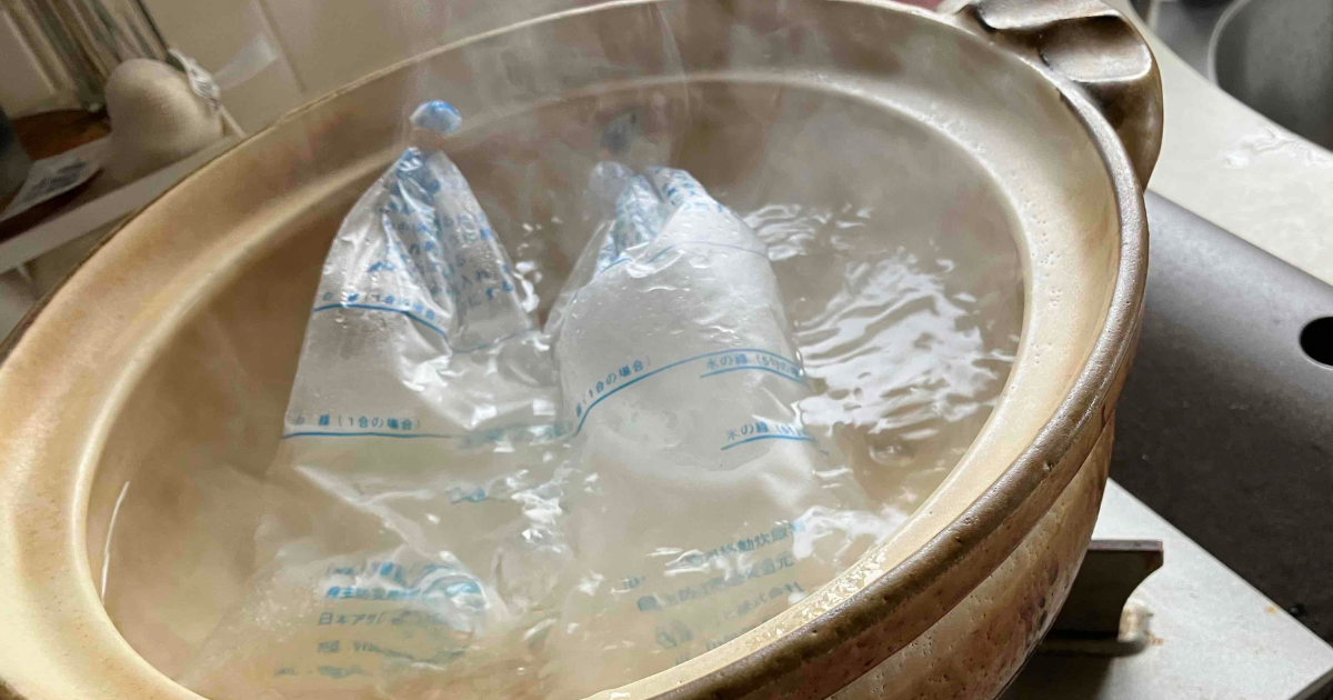 鍋の中で炊飯袋(ハイゼックス)を煮ている様子