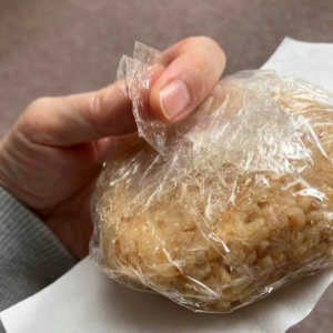 備蓄用おにぎりの包装パラフィン紙